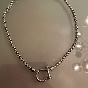 Silver tone necklace with horseshoe screw closure